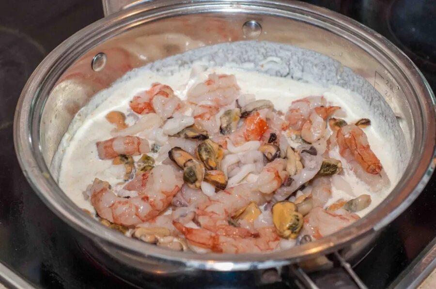 Сколько готовить морской коктейль. Морепродукты в сливочном соусе. морепродукты со сливками. морской коктейль в сливочном соусе. соус для морепродуктов.