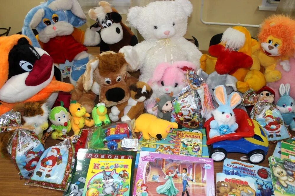 Складывать игрушки. Любимые детские игрушки. Фон для рекламы детского магазина. Детские игрушки. Раздал детям игрушки.