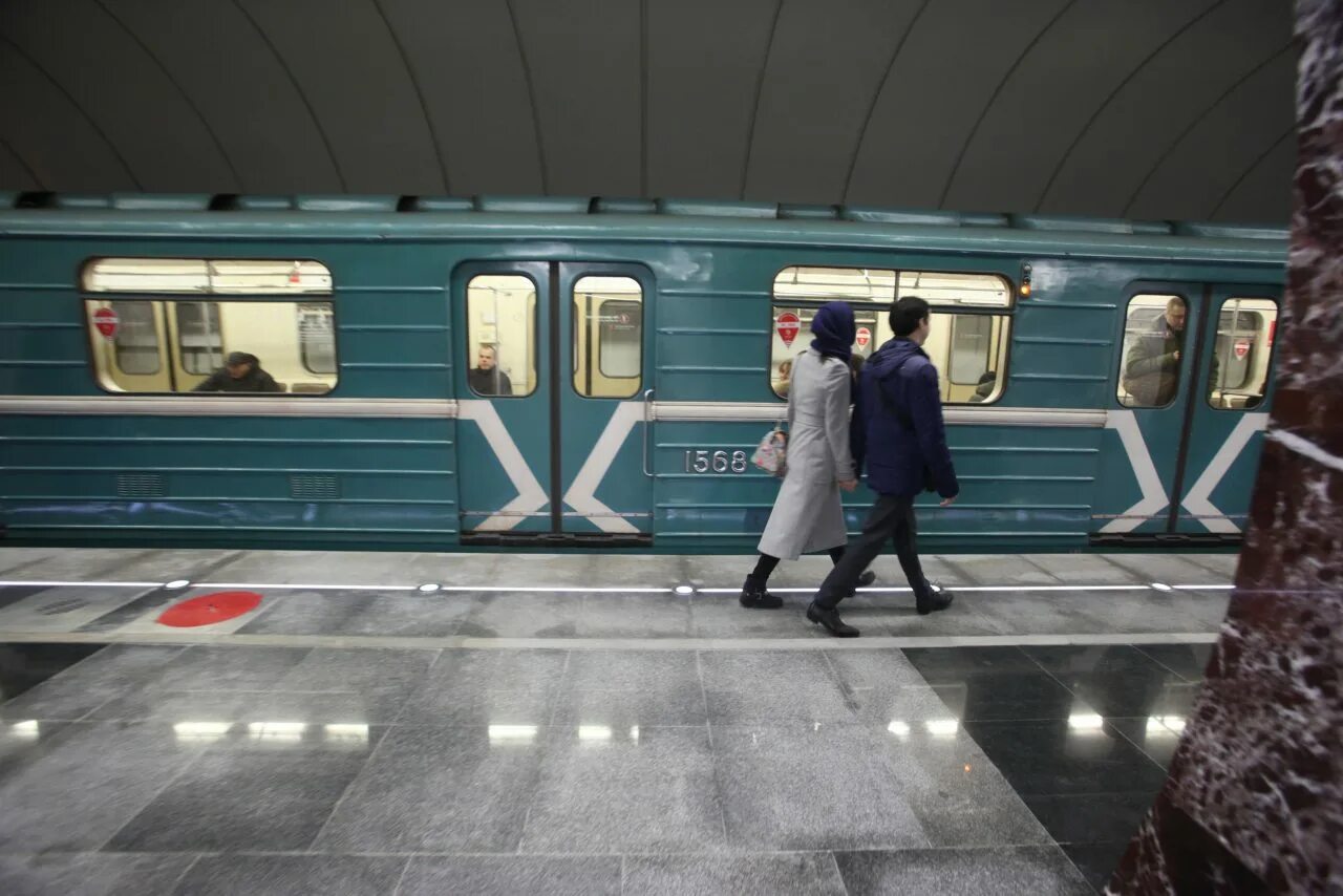 Какой вагон в метро безопаснее. Вагоны метро замоскворецкая линия. зеленый вагон метро. зеленый поезд метро. зелёная ветка метро вагоны.