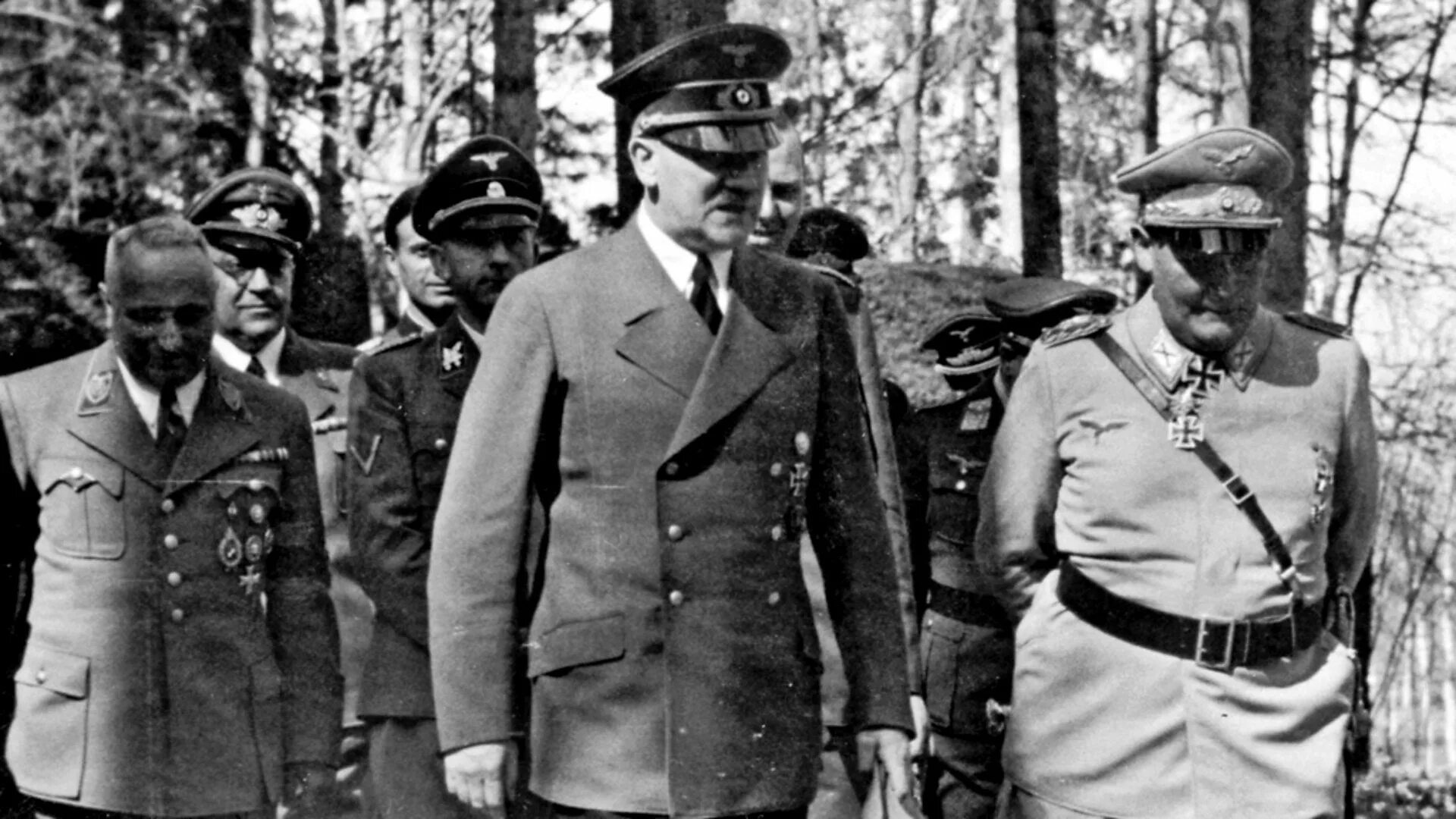 Мрачное обаяние адольфа. Мрачное обаяние адольфа гитлера. мрачное обаяние адольфа гитлера сериал. харизма гитлера. 3 мрачное обаяние адольфа гитлера.