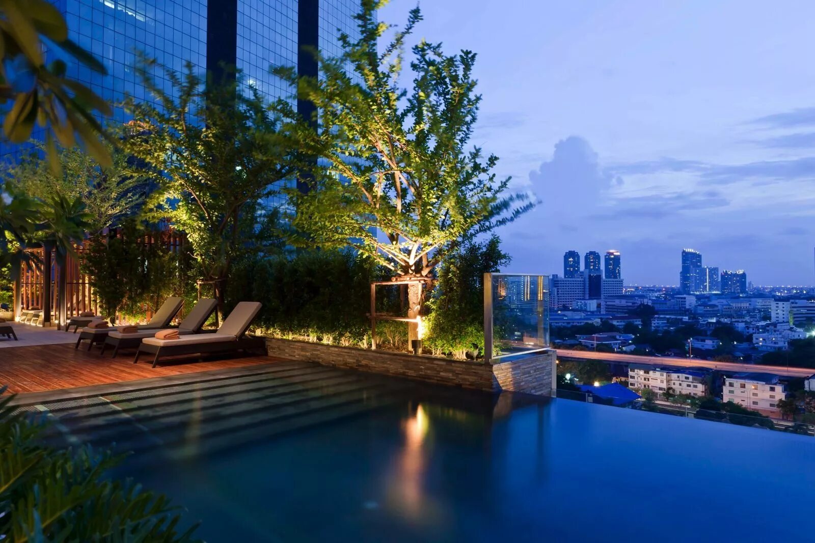 Бассейн в бангкоке. Отель Sathorn Бангкок. Eastin Grand Hotel Sathorn Bangkok 5. Ред Eastin Grand Sathorn. Бассейн Инфинити в Бангкоке.