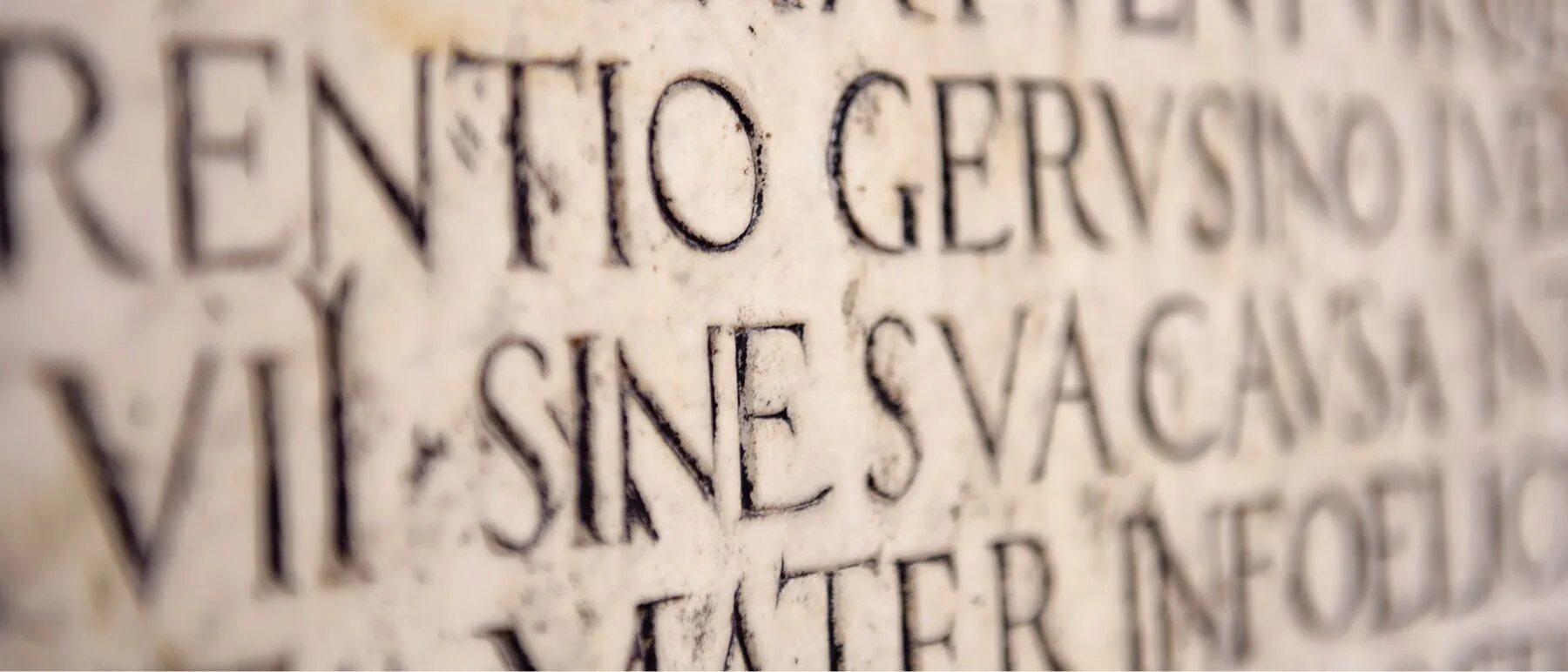 Первое склонение в латинском языке таблица. 4 спряжения глаголов в латинском языке. Латынь алфавит с транскрипцией. Латинский язык мертвый язык. Немецкая французская и английская латынь.