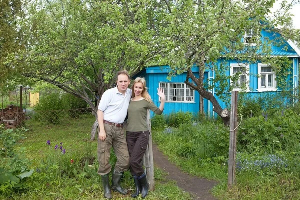 Бодров сергей сергеевич дети. Две жены сериал 2020. Жена дачей брата. Счастливая семья на газоне. Коттедж семья.