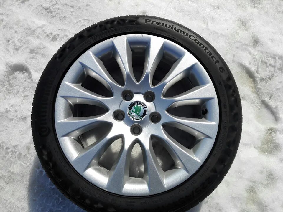 Колеса на шкоду октавию а5. Колеса 225/ 50 r17 Skoda Octavia. Диски Laurel r17 Skoda. Шкода а8 с колесами r17.