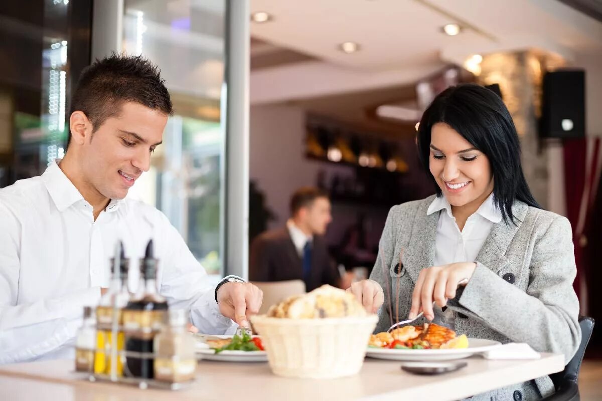 Order dinner. Обед в ресторане. Люди в ресторане. Сотрудники обедают в кафе. Обедать в ресторане.