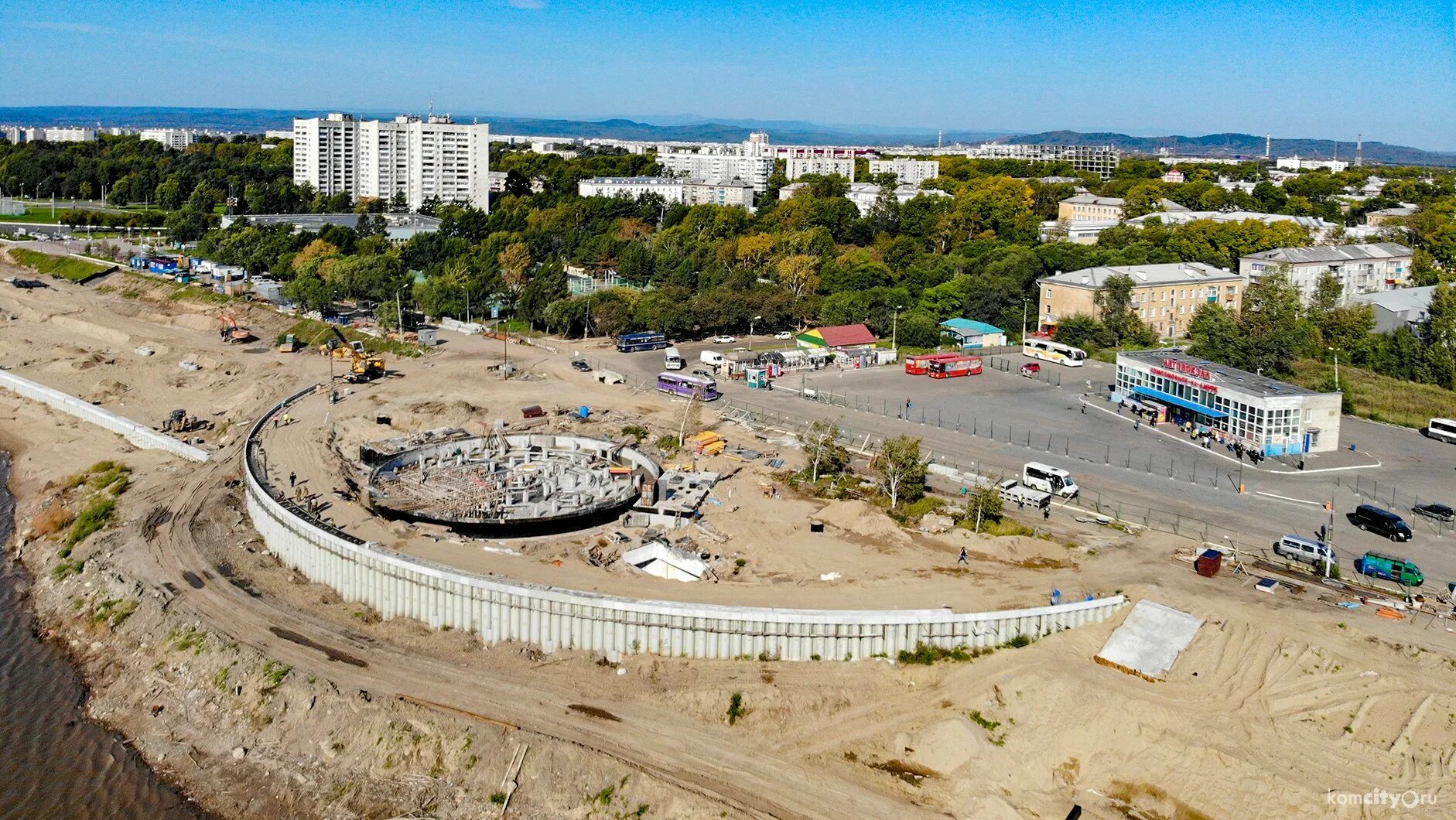 Сколько лет комсомольску на амуре. Набережная Комсомольска на Амуре. Набережная Амура в Комсомольске на Амуре. Набережная Комсомольска на Амуре стройка. Набережная Комсомольска на Амуре реконструкция.