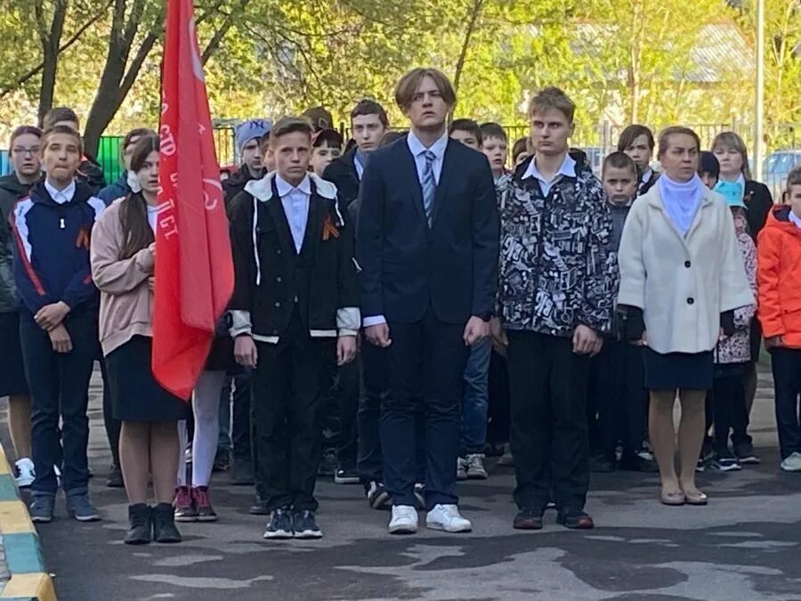 Люди из лютного переулка женщина. Школа 1708 москва. Школьник с сигаретой. Специальная коррекционная школа 1708. Школа 43.