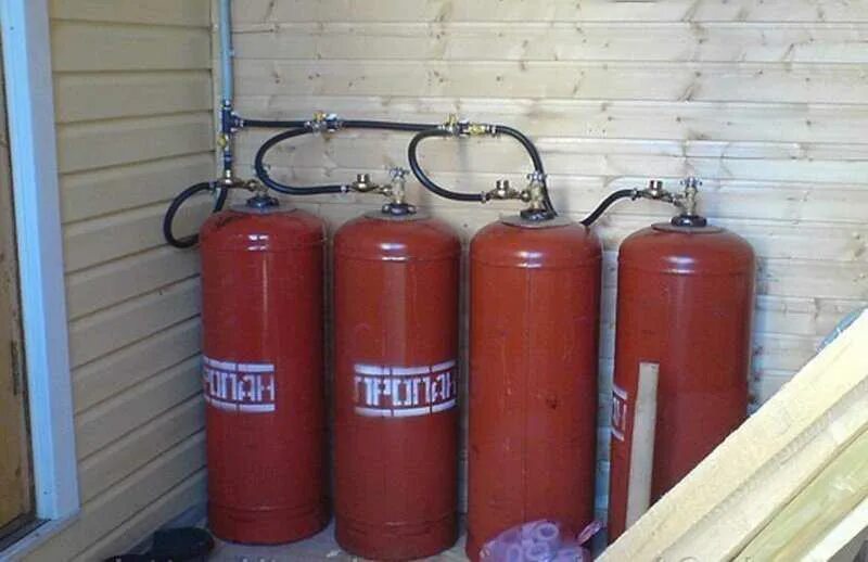 Отопление газовыми баллонами. Газовый баллон в частном доме. Отопление газовыми баллонами. Газовый баллон в частном доме. Газовые баллоны для дачи.