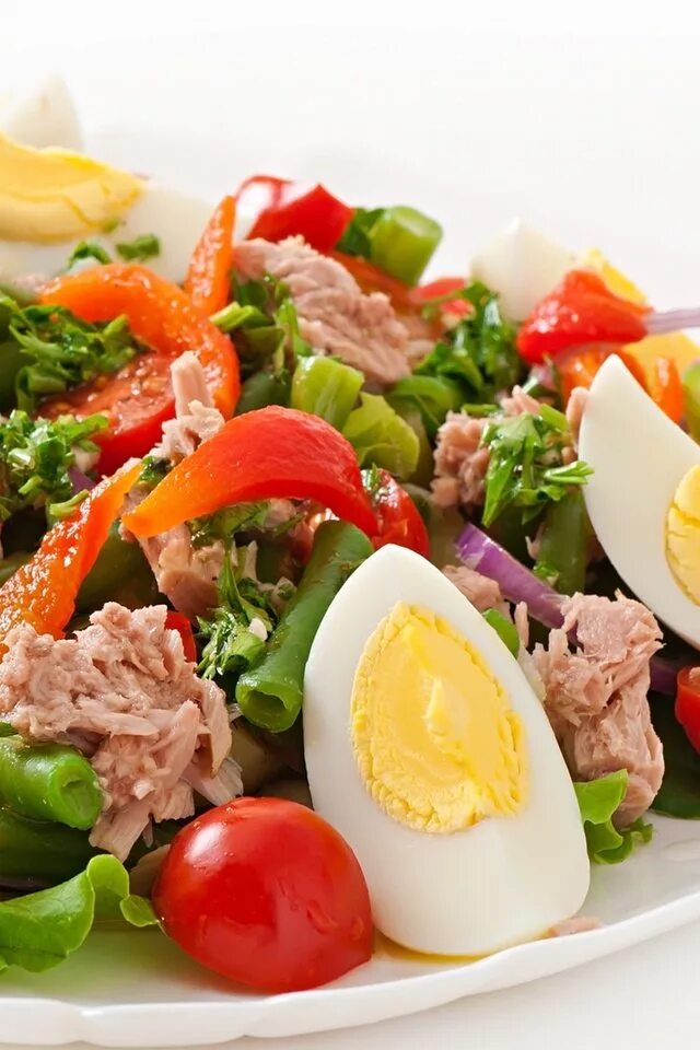Салат с тунцом и овощами. Салат с тунцом. Салат с тунцом и зеленью. Салат с тунцом и яйцом. Тунец яйцо и зелень.
