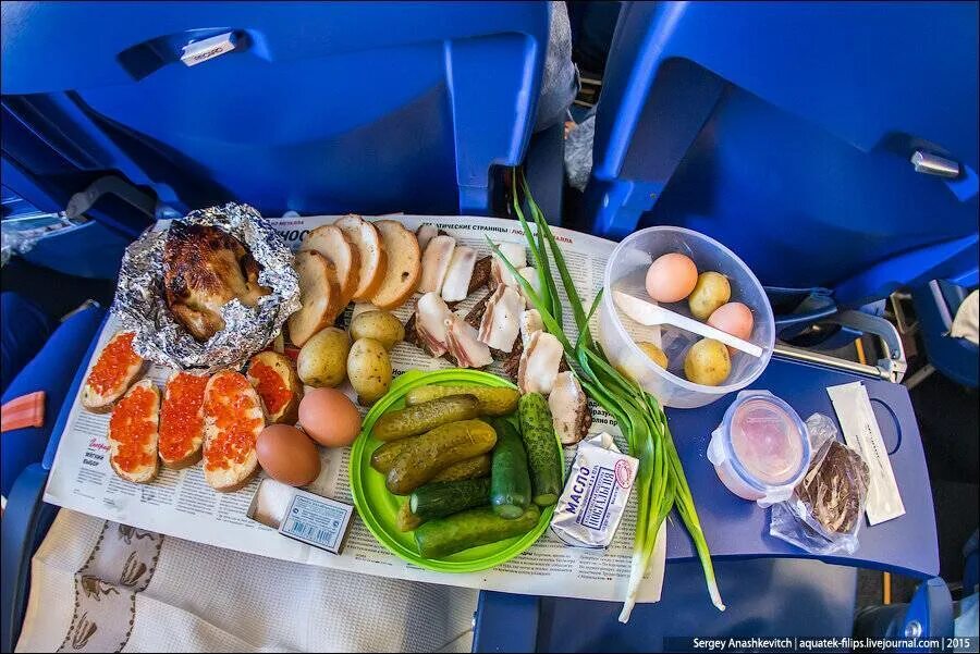 Какое питание можно в самолете. Обед в самолете. еда в дорогу. еда в плацкарте. ужин в самолете.
