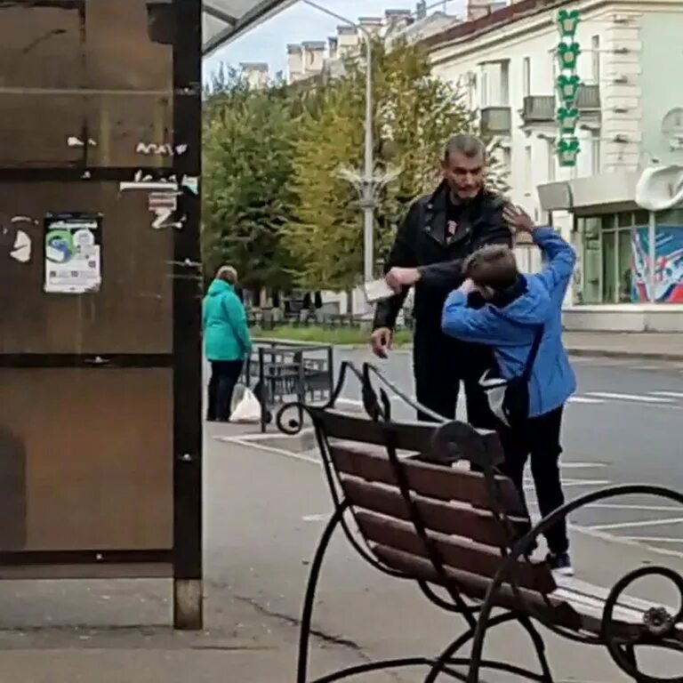 Парень на остановке. Мальчик заступился. Женщина на остановке. Дагестанцы избили парня в метро в москве. Парень заступился за девушку в школе.