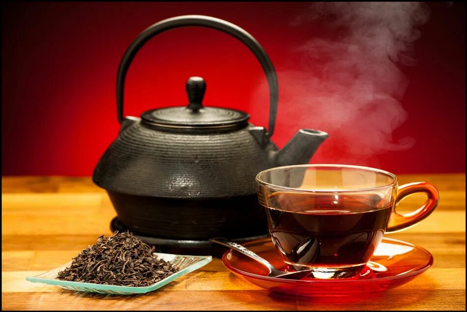 Крепкая заварка. Чай Блэк Теа. Чай в чайнике. Чай черный в чашке. Чайник с чаем.