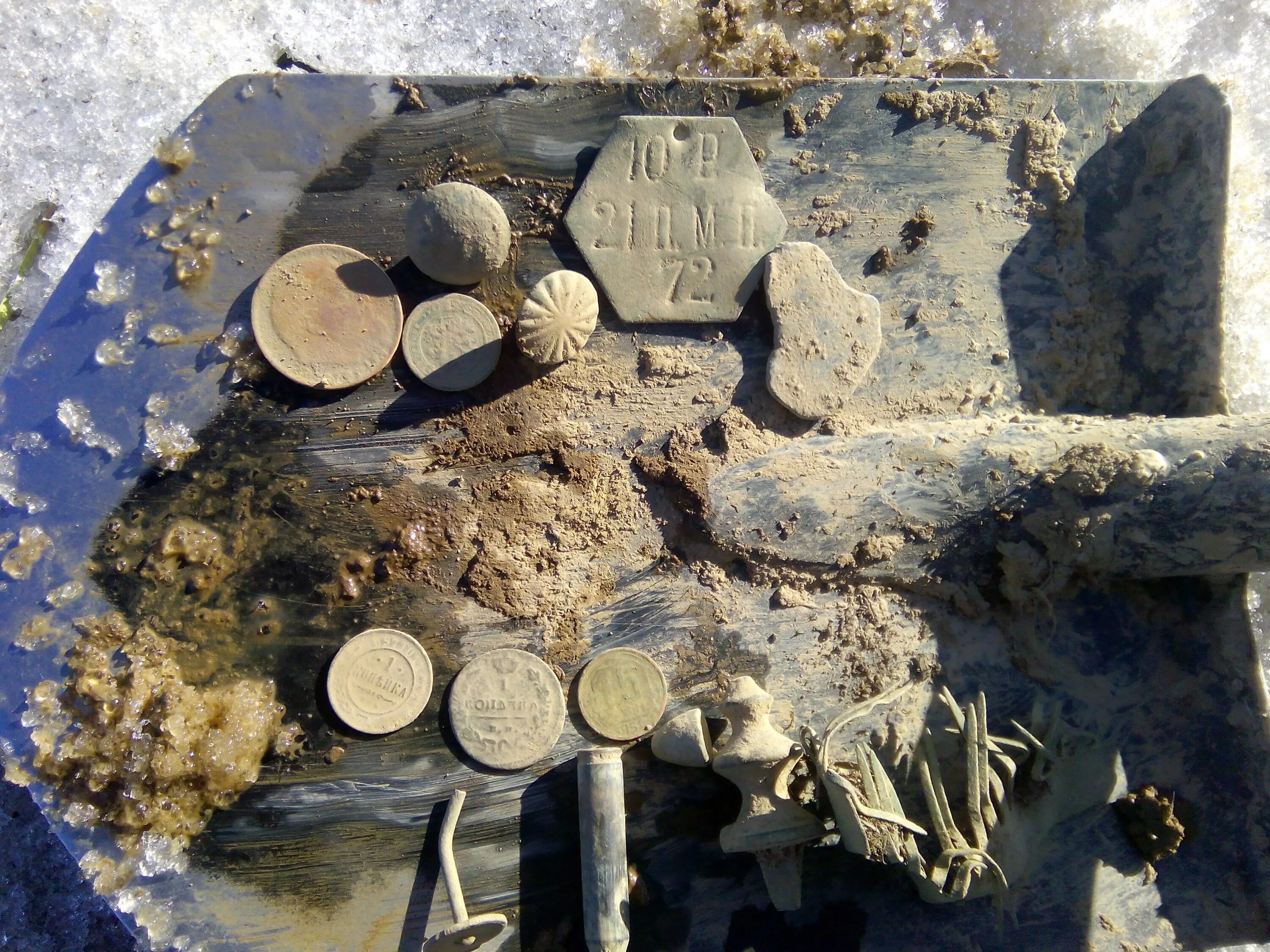 Находки царской керамике. Нашел клад. Монеты на дне реки.