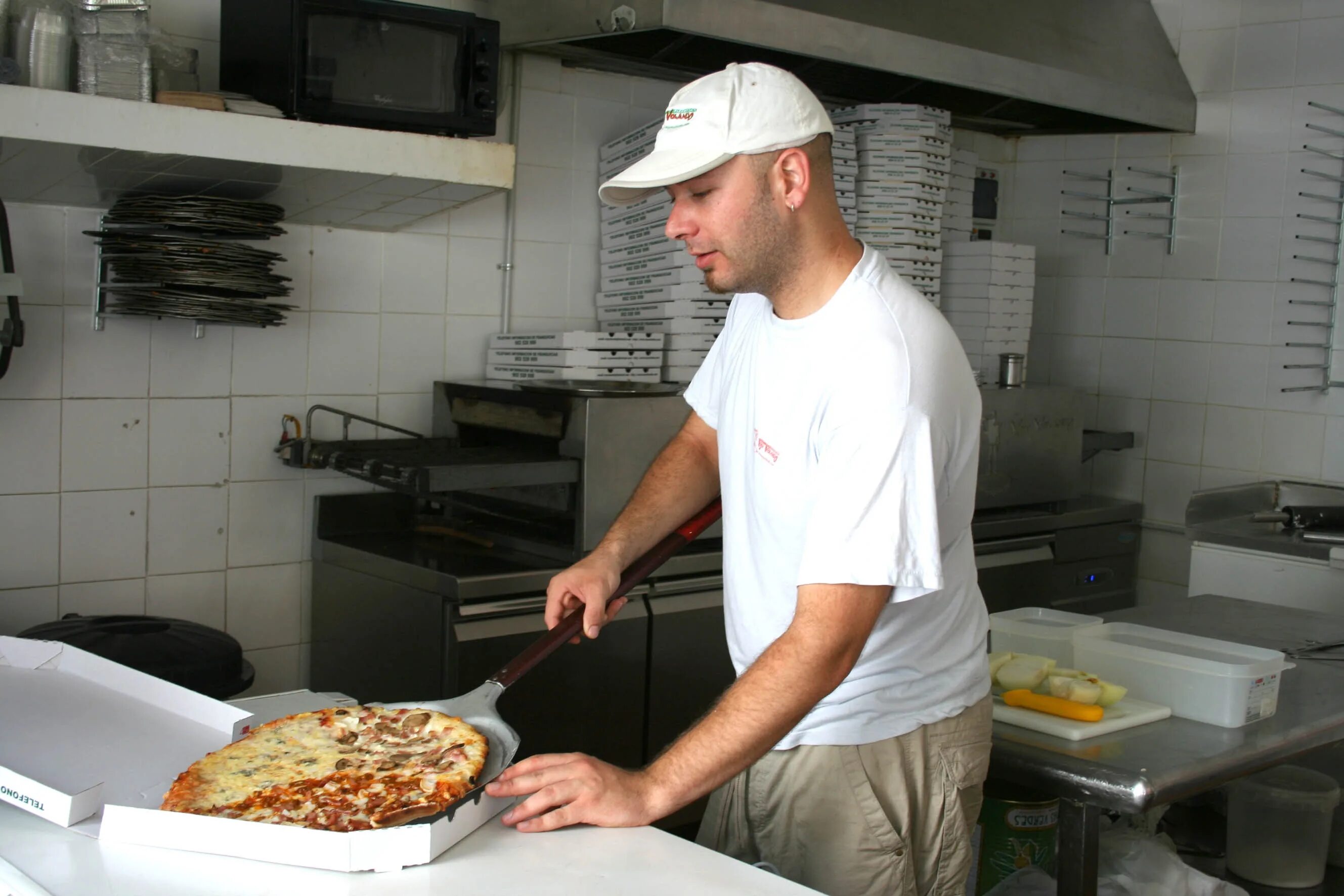 Cooking drive. Повар готовит. Повар с пиццей. Повар в пиццерии. Готовим пиццу.