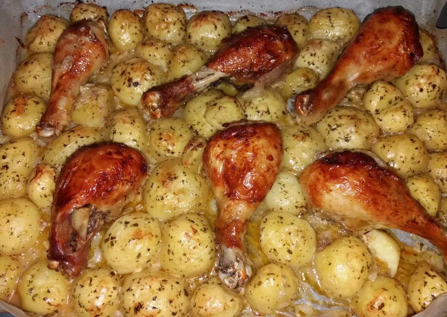 Кур ножки в духовке рецепт. Голяшки куриные в духовке с картошкой. Куриные голени с картошкой в духовке. Голень запеченная в духовке с картошкой. Куриные ножки запеченные в духовке с картошкой.