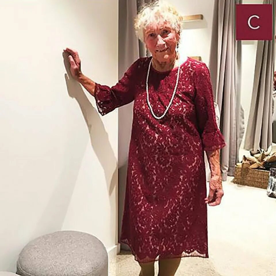 Бабушка в платье. Пожилая женщина в платье. Старушка в платье. Платье для бабушки 80 лет.