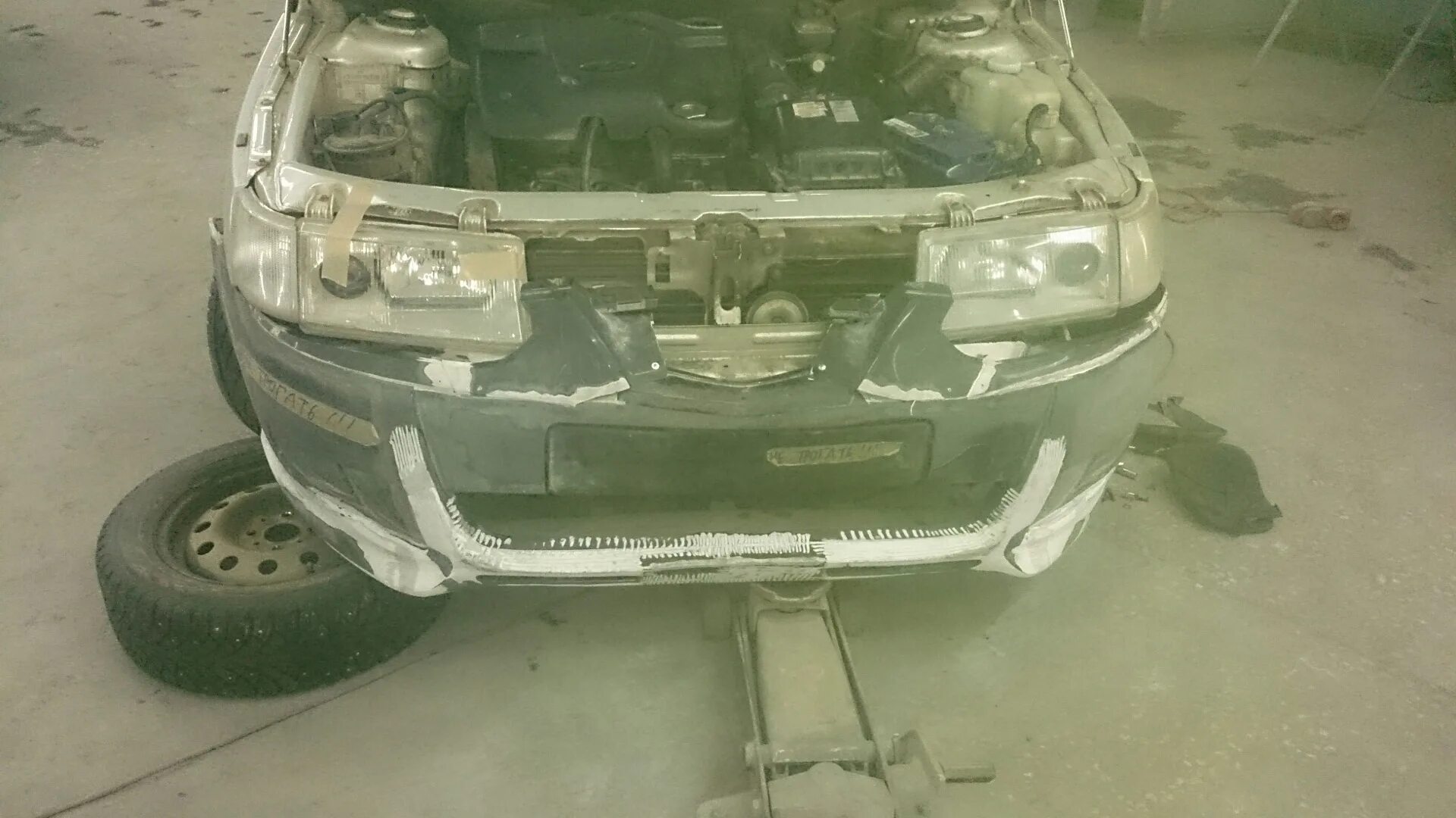 Усилитель переднего бампера приора 2. Усилитель бампера приора 1 передний. Под бампером приоры. Болт крепления усилителя бампера приора 1. Приора 2 без переднего бампера.