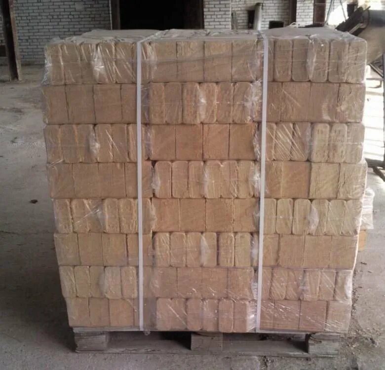 Брикеты из древесины. Тонна топливных брикетов. Топливные брикеты 1 тонна. Тонна брикетов. Брикеты пини кей.