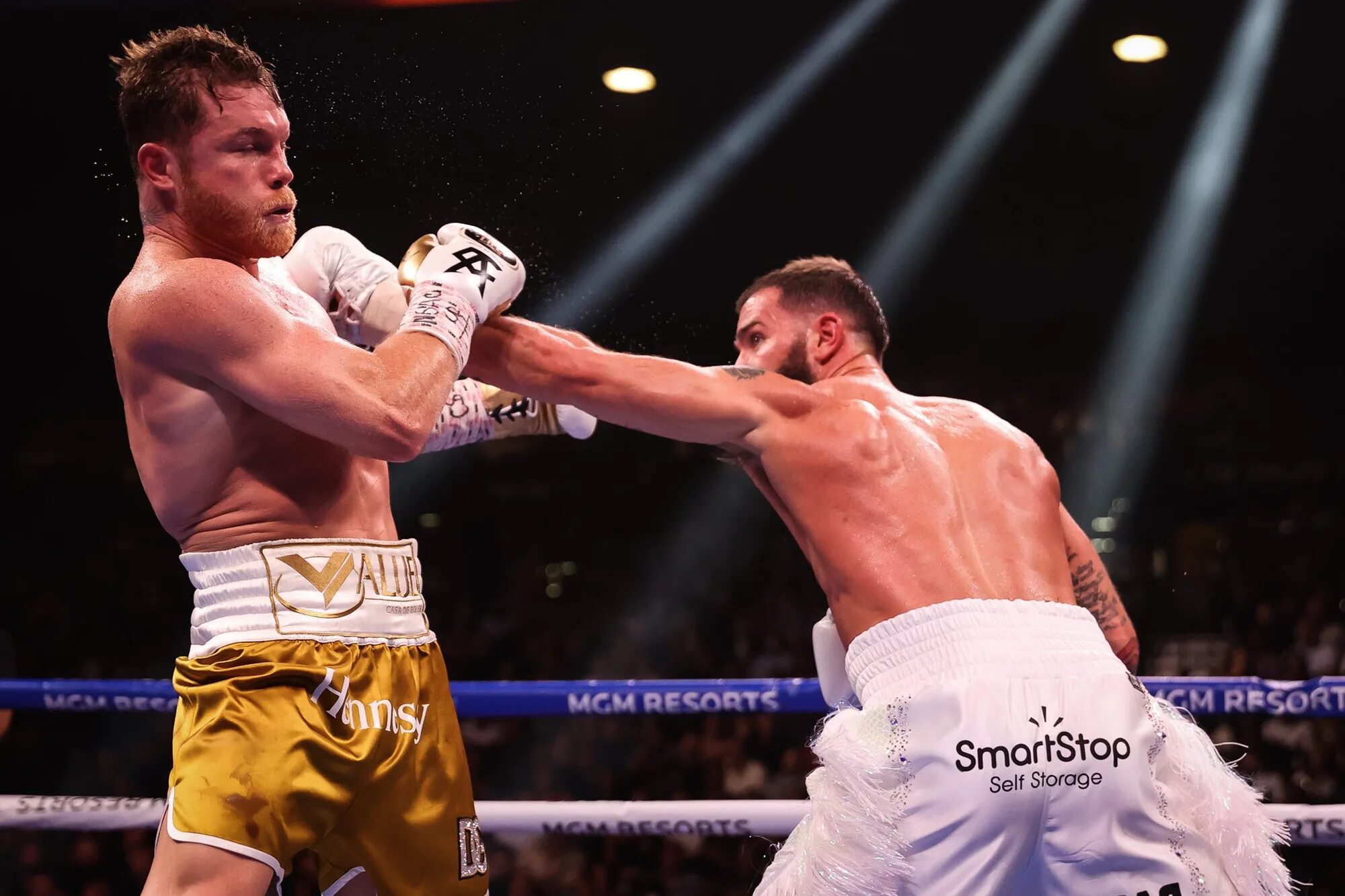 Сауль альварес калеб плант. Canelo bivol бой. Сантос сауль альварес барраган. Canelo bivol бой. Бокс бой канело.