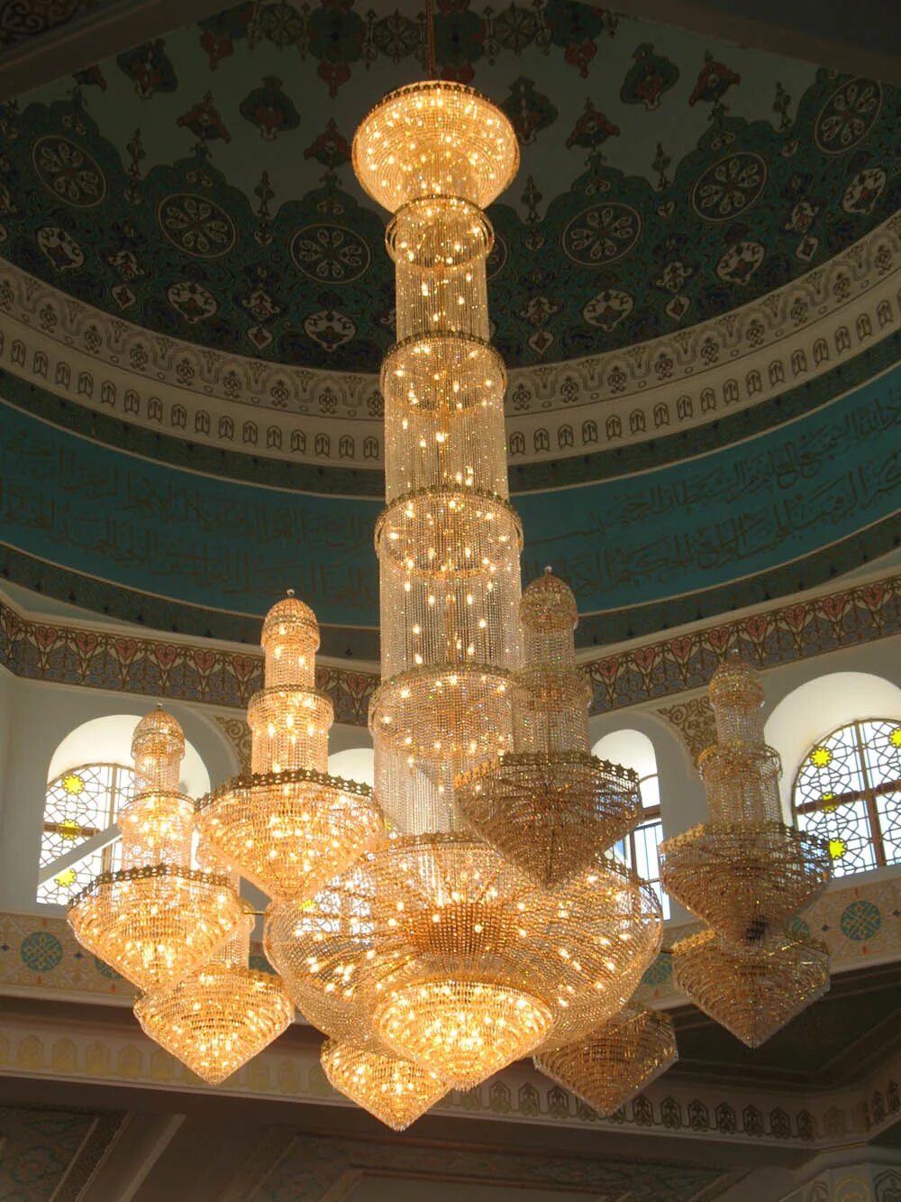 Люстра в мечети шейха заеда. Светильник мечеть. Большая люстра в мечеть. Московская соборная мечеть люстра. Люстра в мечети шейха зайда в абу-даби.