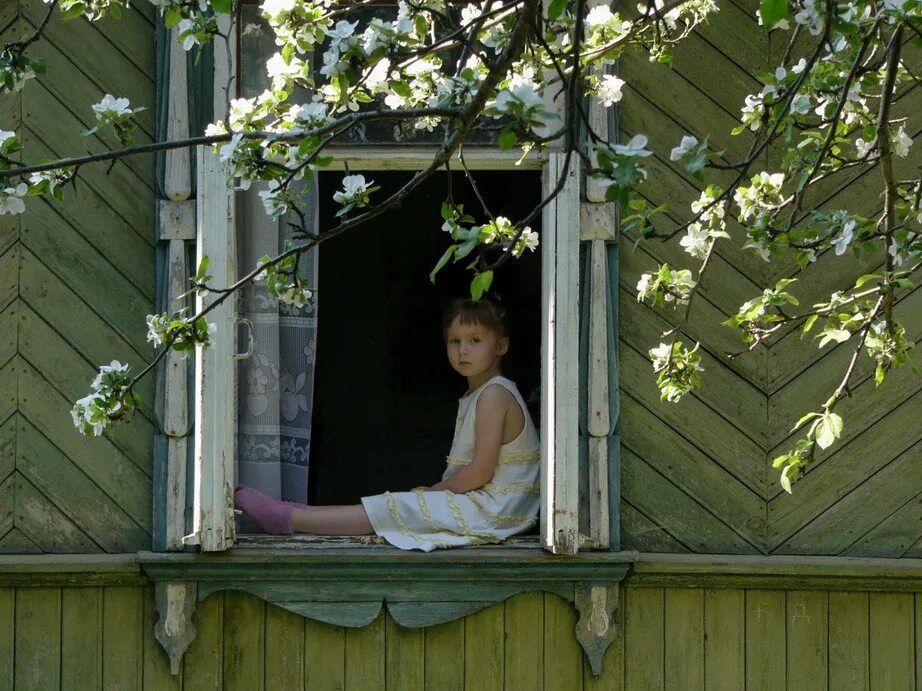 Деревенское подглядывание. Окна на дачу. Окно в деревне. Деревенский дом с открытым окном. Открыток окно в деревне.