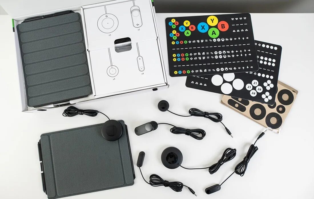 Adaptive game. Xbox adaptive controller. logitech adaptive gaming kit. геймпад для людей с ограниченными возможностями. logitech g adaptive gaming kit.