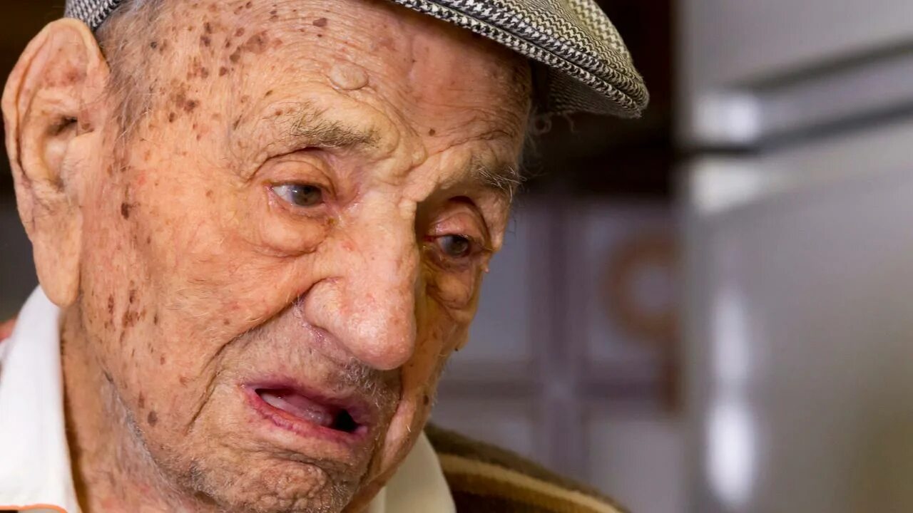 Пожилой человек с самой. Франсиско Нуньес Оливера. Хавьера Перейра долгожитель. Уолт Джонс долгожитель. Самый старый человек в мире.