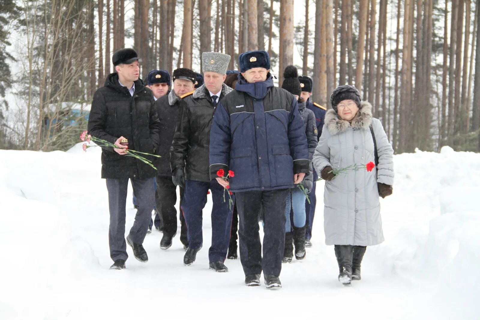 Администрация Новгородской области сотрудники. Пос Хвойная Новгородская область. Сотрудники полиции город Сольцы Новгородской области. Новгородская область Хвойная аэродром.