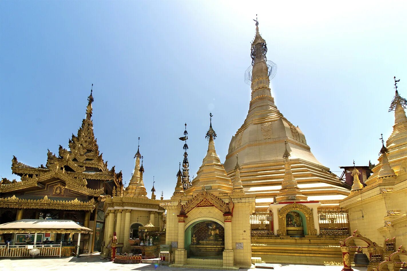 Янгон мьянма. Пагода Суле Янгон. Ступа Суле Янгон. Пагода Суле Мьянма. Золотая ступа Шведагон.