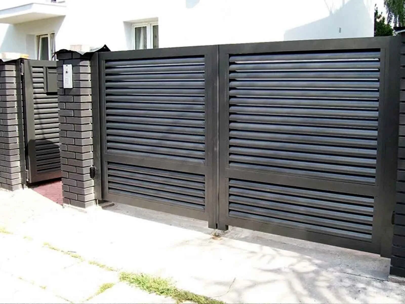 Doorhan ral 7024 роллеты. Распашные ворота жалюзи. Ферум сталь ворота жалюзи. Откатные ворота 6000х2000 жалюзи. Откатные ворота еврожалюзи.