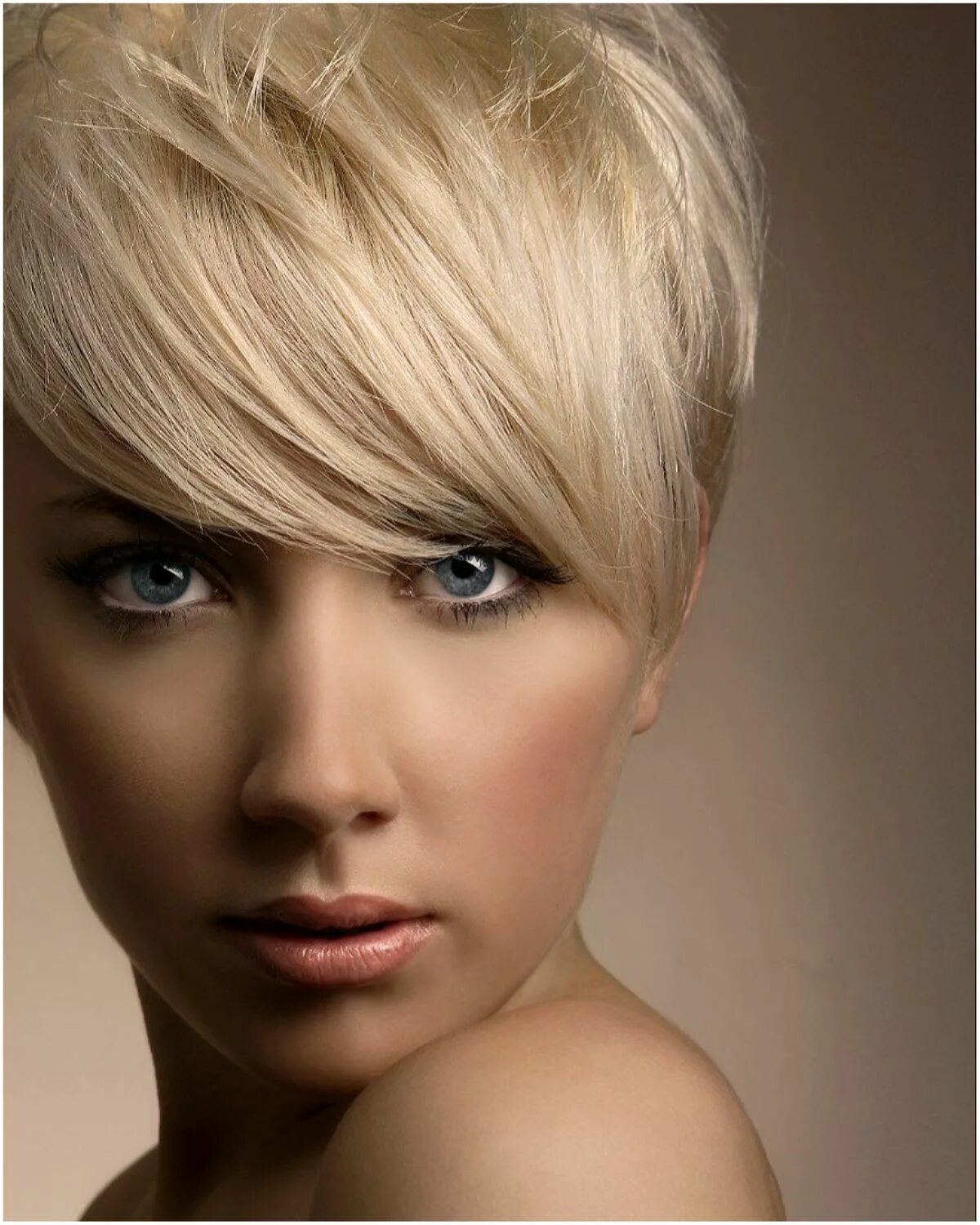 русые оттенки на короткие волосы. красивое окрашивание на короткие волосы блонд. самые модные стрижки. светлый оттенки волос короткие волосы. оттенки блонда.