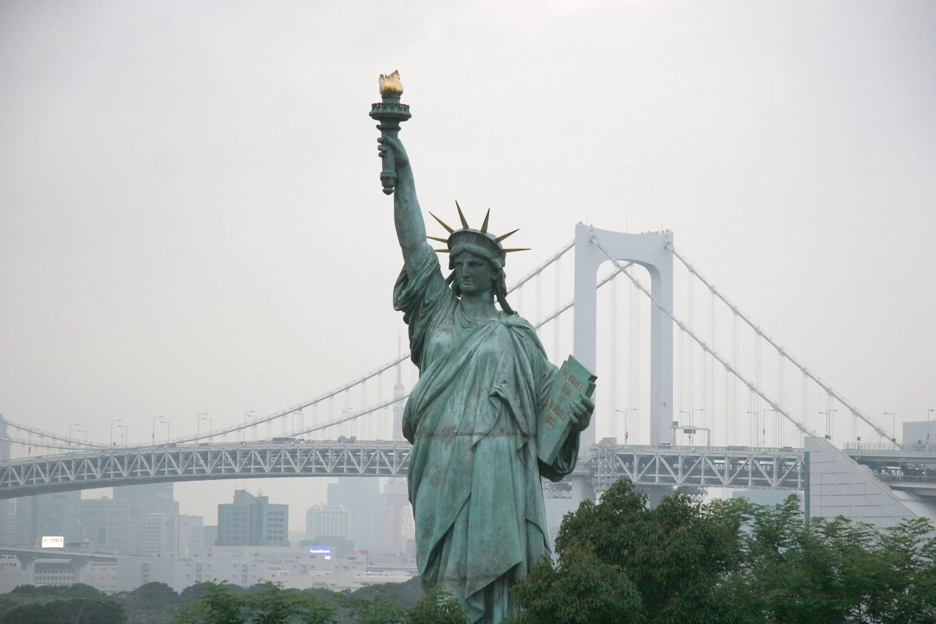 Страна где статуя свободы. США Нью-Йорк статуя свободы. Вид со статуи свободы на Нью Йорк. Статуя Либерти. Высота статуи свободы в Нью-Йорке.