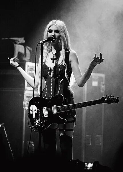 Группа the pretty Reckless. The pretty Reckless вокалистка. Тейлор Момсен рок. Вокалистка Претти реклесс. Девушки на рок концерте