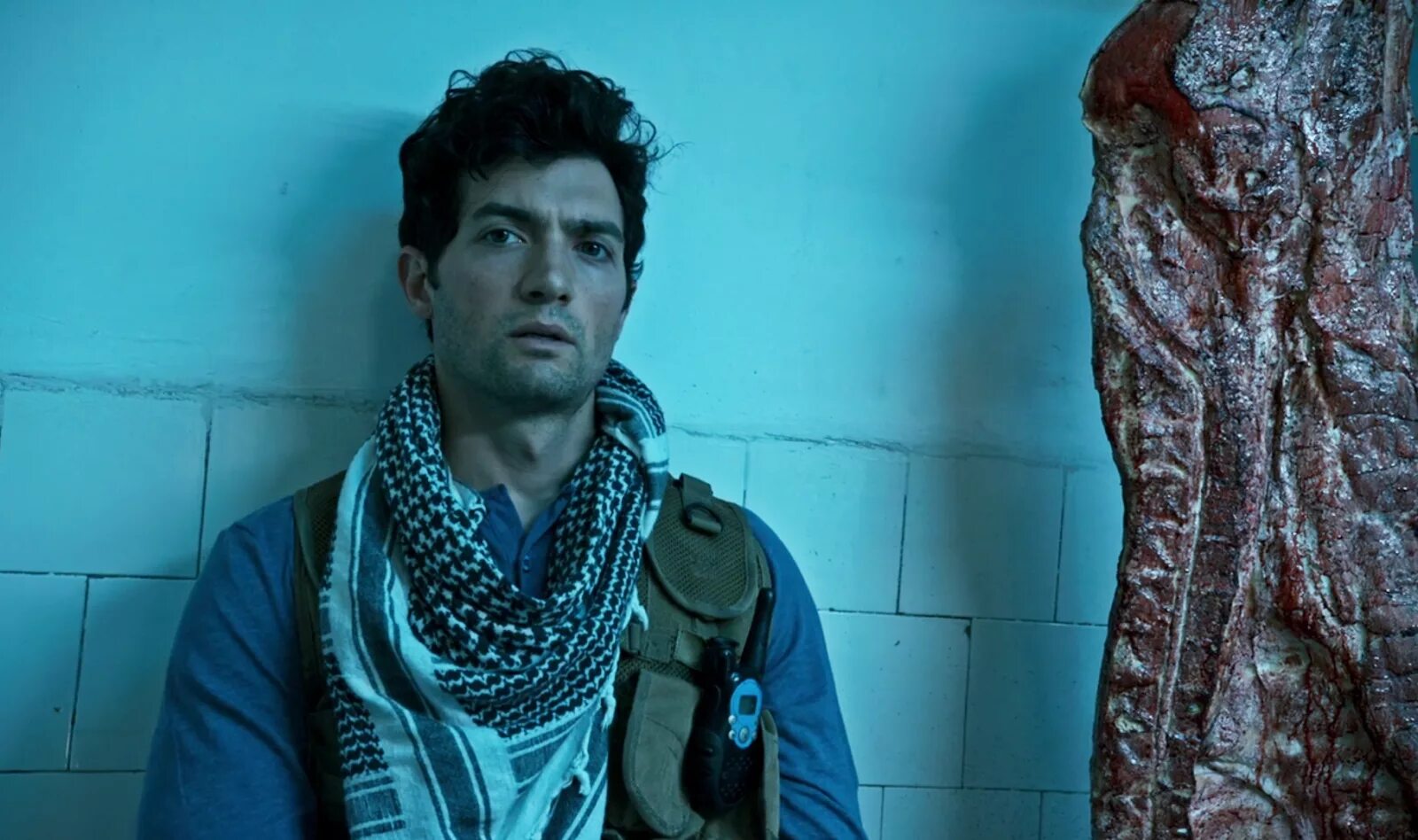 Частный детектив. Мужик с биноклем. Человек наблюдает за людьми. Наблюдение за птицами. Человек в кустах с биноклем.