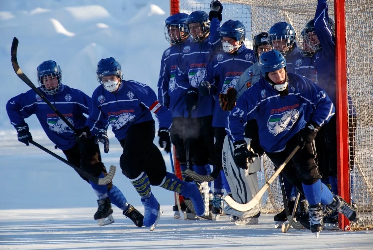 Строитель хоккей с мячом. Строитель сыктывкар хоккей с мячом. Строитель хоккей с мячом. Сыктывкарский строитель хоккей. Строитель хоккей с мячом.