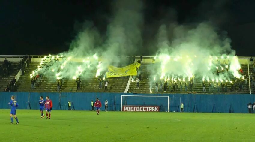 трибуны стадиона олимп ростов. фото на день металлурга на стадионе восход. стадион арсенал ростов на дону. ростов локо фанаты. фанатская трибуна локомотива.
