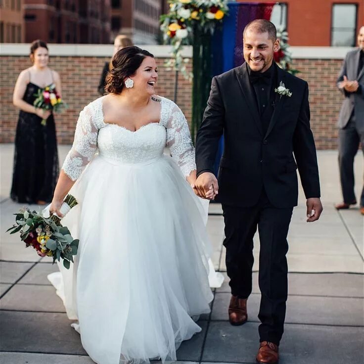 Свадебная причёска для полненьких. Полные невесты с женихом. Свадьба толстушки. Толстая невеста. Полная невеста.