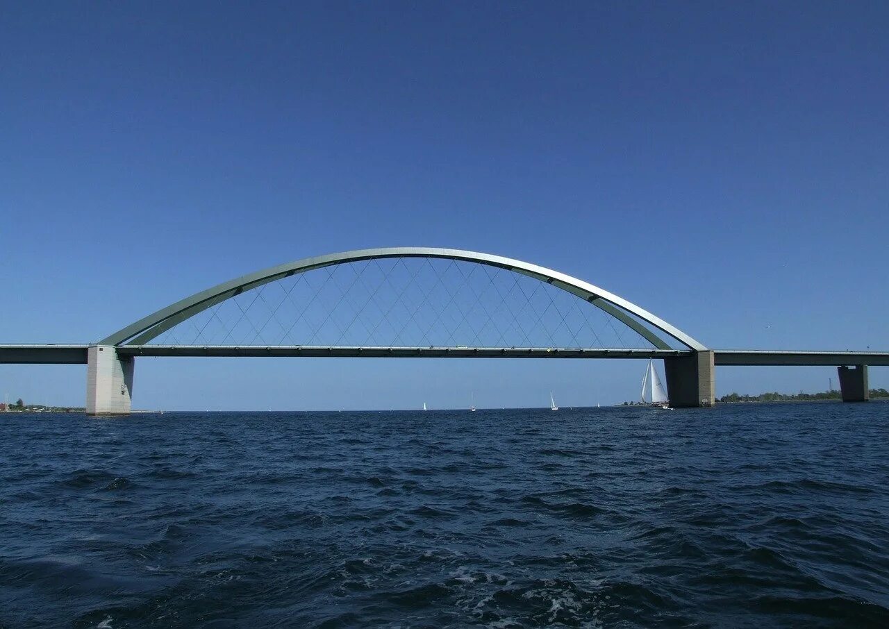 Арка в воде. Остров Fehmarn. Fehmarn Sound Bridge. Фемарн. Зеленоградский мост моря. Балтийская мост.