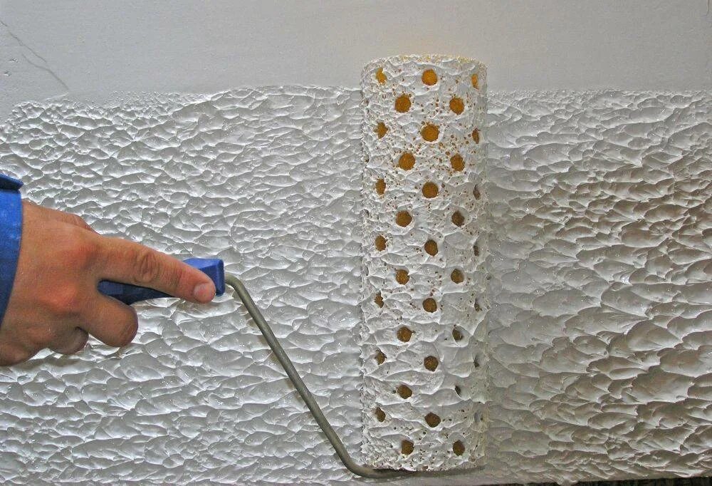 Нанесение шпаклевки. Декоративная шпаклевка для внутренней отделки. Декорирование стен шпаклевкой. Как сделать шпаклевку для стен своими руками. Валик фактурный для штукатурки.