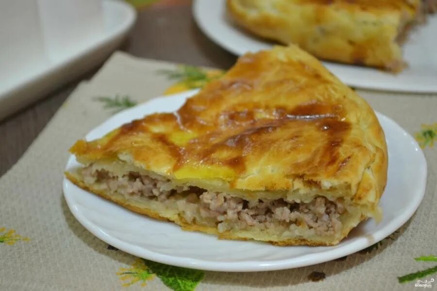 Пирог с мясом из бездрожжевого теста. Пирог с мясом из слоеного теста. картофельно-мясной пирог из слоеного теста. мясной пирог из слоеного теста с фаршем. гуштли пирог.