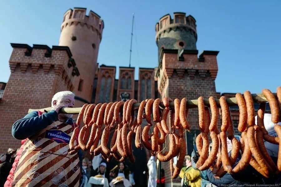 Колбасный день. Праздник колбасы в Калининграде. Праздник длинной колбасы в Кенигсберге. День длинной колбасы в Калининграде. Праздник длинной колбасы Кенигсберг 1520.