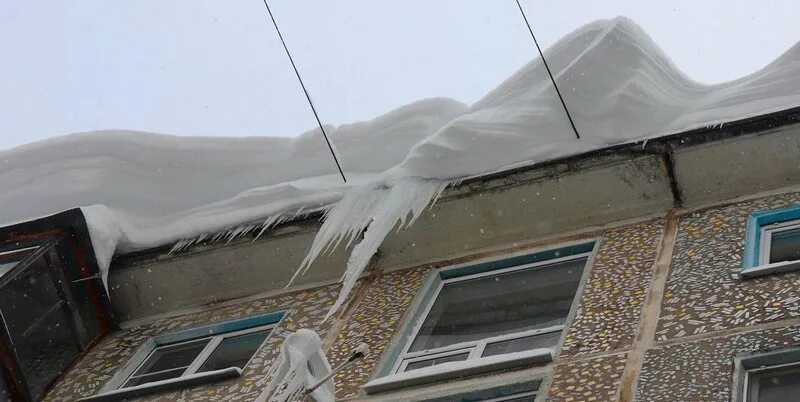 Сход снега с крыши. Сосульки. Осторожно сход снега с крыши. Наледь на крыше.