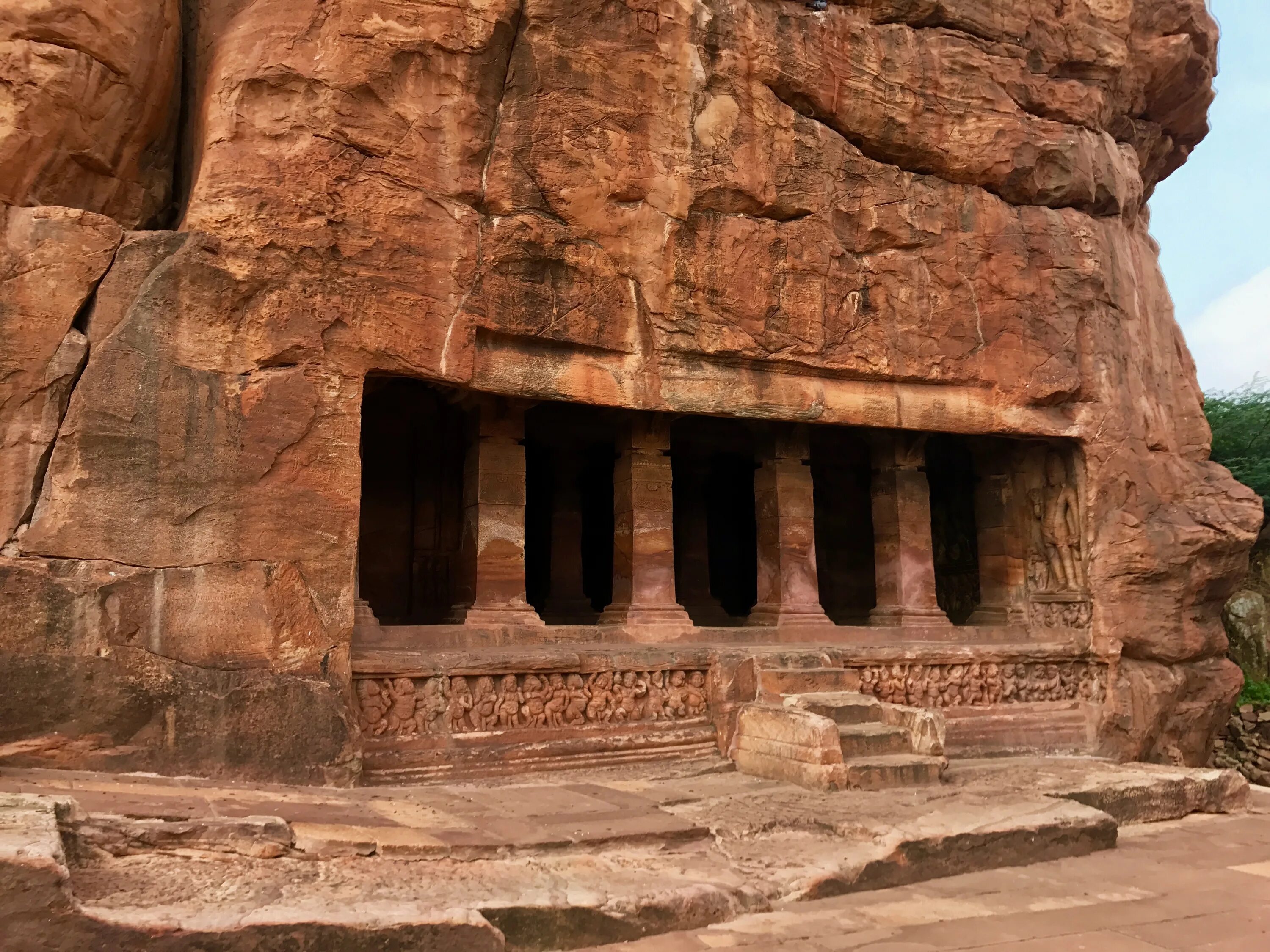 Бадами гоа. Где находится бадами. Высеченные в скале храмы в эллоре, индия. Скальные жилища бхимбетка. Форт бадами бадами.