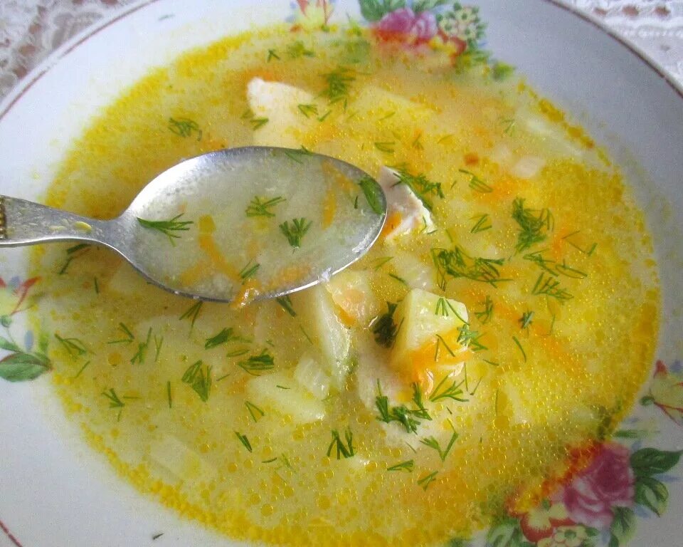 Укроп добавляют в суп. Суп с манкой. Суп с манной крупой и картофелем. Бульон с манкой. Манный суп с курицей.