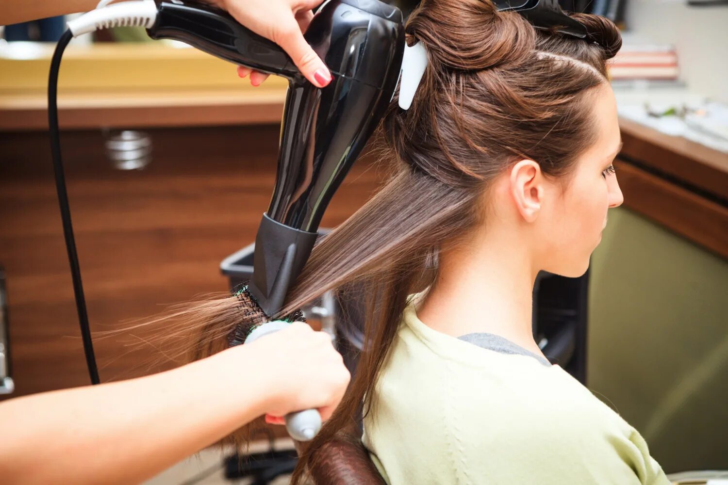 укладка волос. профессиональный укладка. фен для волос с щеткой для укладки ровента. что такое укладка волос в парикмахерской. волосы в парикмахерской.