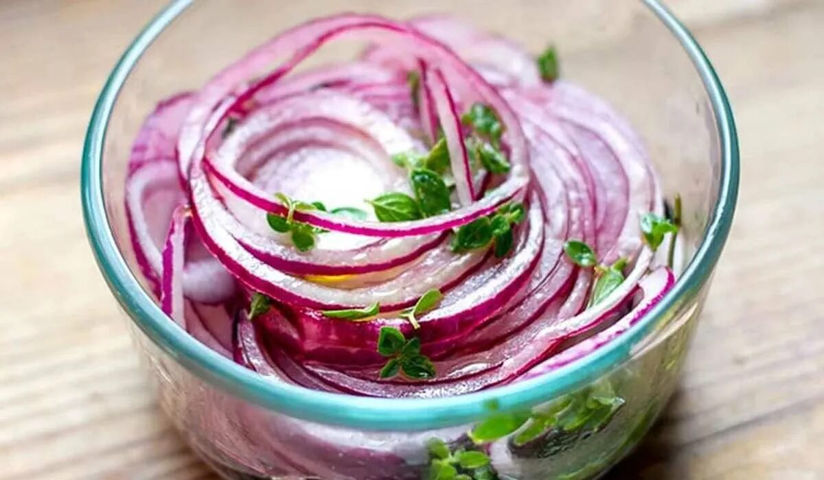 Как мариновать лук в уксусе для шашлыка. Маринованный лук. маринованный красный лук. маринованный лук в уксусе. салат с луком.