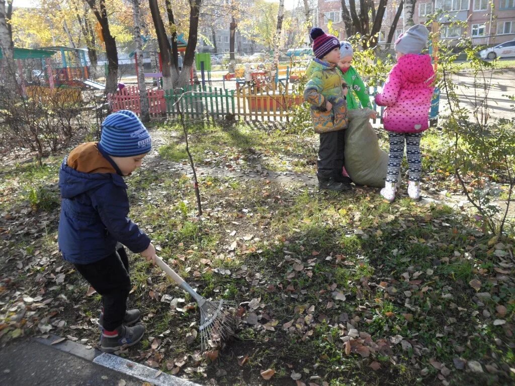 Субботник в саду. Субботник в детском саду. Уборка территории детского сада. Дети на субботнике в детском саду.