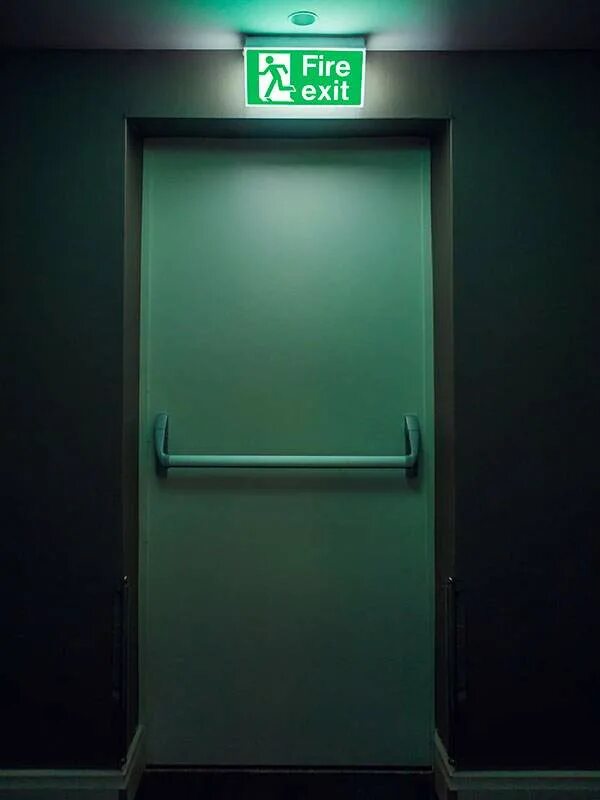 Doors exits. Выход дверь. Дверца пожарного шкафа. Дверь с надписью выход. Дверь с надписью exit.