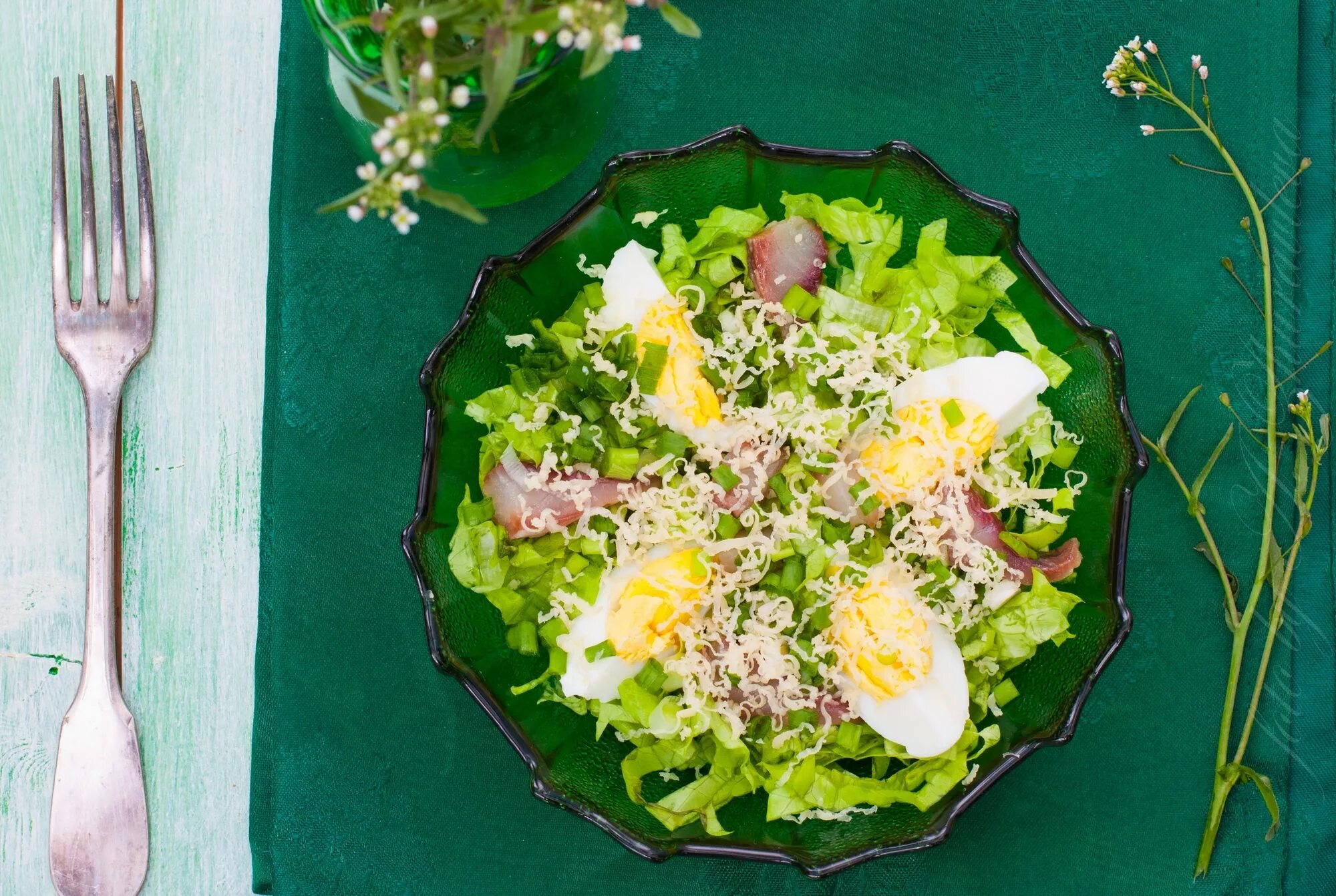 Салат с яйцом и селедкой. Яичный салат с сельдью. Салат с сельдью сыром и яйцом. Салат с селедкой и яйцом и салатом. Вкусные салаты без яиц рецепты