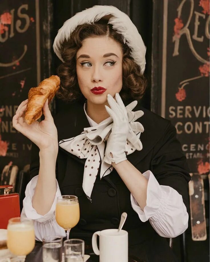 Азиатские девушки. Девушка с кофе. Девушка с капучино. Девушка пьёт кофе гиф. Девушка пьет кофе.